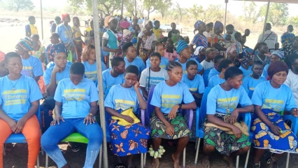 CÉLÉBRATION DE LA JOURNÉE DE LA FONDATION BATONGA À BOUKOMBÉ : Angélique Kidjo préoccupée par le bien-être de la jeune fille et femme.