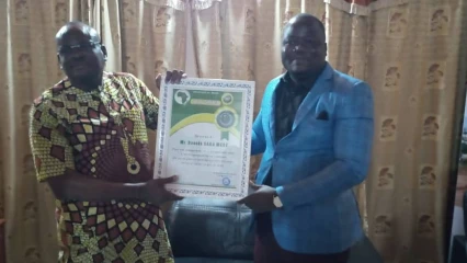 DECENTRALISATION ET BONNE GOUVERNANCE AU BÉNIN : Le maire Daouda Saka Méré distingué par l&rsquo;Ong Etoile d&rsquo;Afrik
