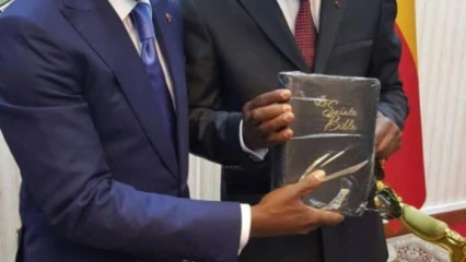 ÉDITO  : Derrière la Bible de Yayi à Talon…