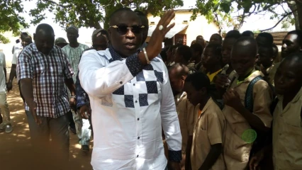 ÉDUCATION À PARAKOU : L&rsquo;He Gbadamassi fait don de tables-bancs au collège Okédama