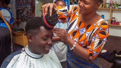 EXERÇANT LE MÉTIER DE COIFFEUR À PARAKOU : Rafatou Boro, une femme hors du commun