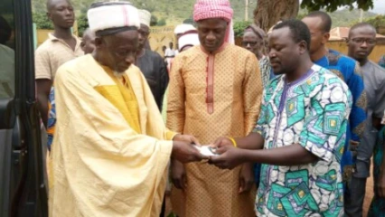 GESTE DE GÉNÉROSITÉ DE L&rsquo;HE ABDOULAYE GOUNOU À KOUANDÉ   : Sa majesté Bagana Sorou II reçoit un véhicule flambant neuf