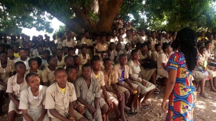 GROSSESSE ET HARCELLEMENT SEXUEL EN MILIEU SCOLAIRE : Regard d’Amour sensibilise les élèves du Ceg Guéré
