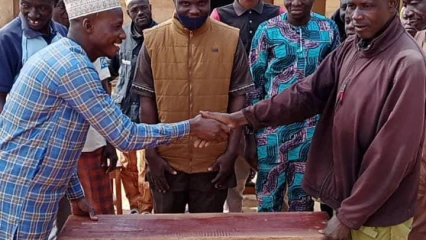 KOUANDE/DON DE TABLE-BANCS A L&rsquo;EPP MAKA : Le prof Sounon Kpéra Abdoulaye (Ska) soulage les peines des apprenants