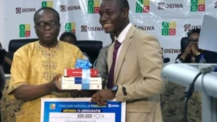 LAUREAT AU CONCOURS NATIONAL DE PLAIDOIRIE : DEFENDS TA DEMOCRATIE    ,Ezékias Biao reçoit les félicitations de Nourou Dine Akakpo