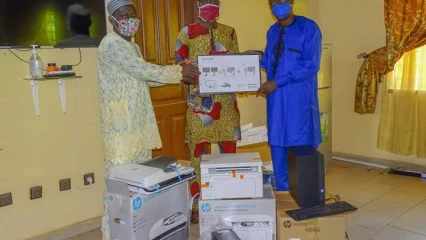 MAIRIE DE BEMBÉRÉKÉ : Yaya Garba équipe le service des archives de matériels informatiques