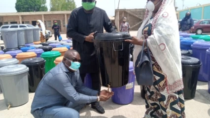 OPERATION DE DISTRIBUTION DE MASQUES ET DE DISPOSITIFS DE LAVAGE DES MAINS À PARAKOU : Toko, Adambi et Gbadamassi donnent un coup de poing au Covid-19  . L’artisanat local promu