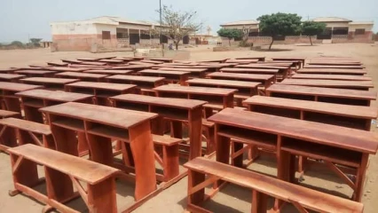 PARAKOU/EPP TIBONA : L&rsquo;He Gbadamassi fait don de plus de 100 tables-bancs . Deux salles de classes réfectionnées