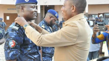 POLICE RÉPUBLICAINE AU BÉNIN : Léopold Egblekadja reçoit son galon de Commissaire Principal
