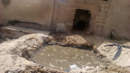 POLLUTION DE L&rsquo;ENVIRONNEMENT A PARAKOU : Un propriétaire verse des excréments dans un fossé à Madina