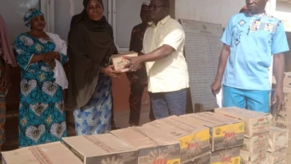 POUR ENCOURAGER LES FEMMES CUISINIÈRES DES CANTINES SCOLAIRES DE NIKKI :  Les conseillers communaux offrent 56 cartons de savon 