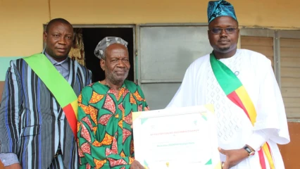 POUR LEUR ENGAGEMENT POUR LA COMMUNE DE BANIKOARA : Le maire Sarako Tamou honore trois bons acteurs
