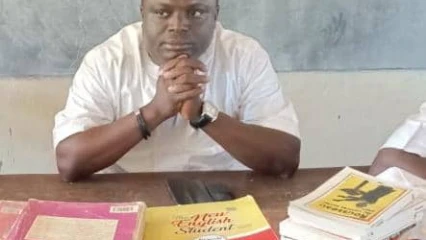 Pour une éducation inclusive: Dr Azizou Boni Sabi Yo offre des livres au Ceg Guilmaro
