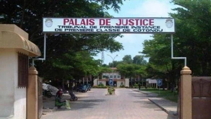 Pour vol de guirlandes: un jeune homme condamné à 12 mois de prison 
