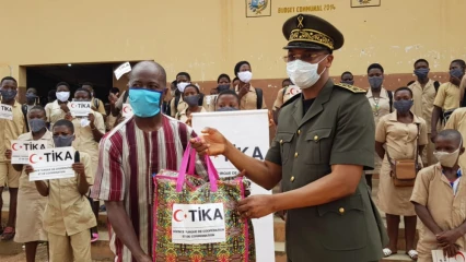 PRÉVENTION DE LA PROPAGATION DE LA COVID-19 DANS LES ÉTABLISSEMENTS DU BORGOU : Le préfet Cissé distribue 8 000 masques offerts par la Turquie aux apprenants