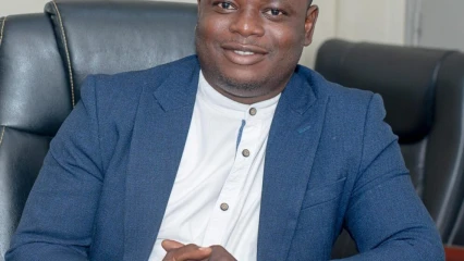 Remise d&rsquo;attestations aux jeunes formés aux métiers de l&rsquo;audiovisuel par Ducoin Infos: Barnabas Orou Kouman, parrain de la 3e promotion