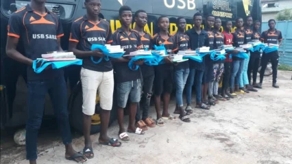 RENTREE SCOLAIRE 2021-2022 A PARAKOU : L&rsquo;Us Baboni offre des kits scolaires à ses joueurs apprenants