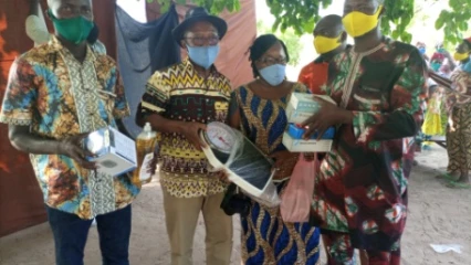 TCHAOUROU/A TRAVERS UNE SEANCE DE SENSIBILISATION : L&rsquo;Ong Gescod outille les populations de Sanson sur les mesures anti-covid . Des équipements sanitaires offerts au centre de santé