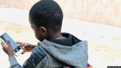 USAGE DU TÉLÉPHONE PAR LES MINEURS  : Le plaisir qui expose les enfants aux vices