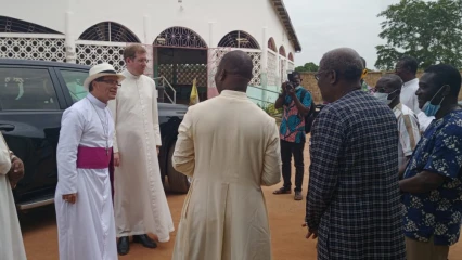 VISITE DU NONCE APOSTOLIQUE A L’HOPITAL OPHTALMOLOGIQUE SAINT ANDRÉ DE TINRÉ :  Monseigneur Mark Gerard Miles émerveillé par les prouesses réalisées
